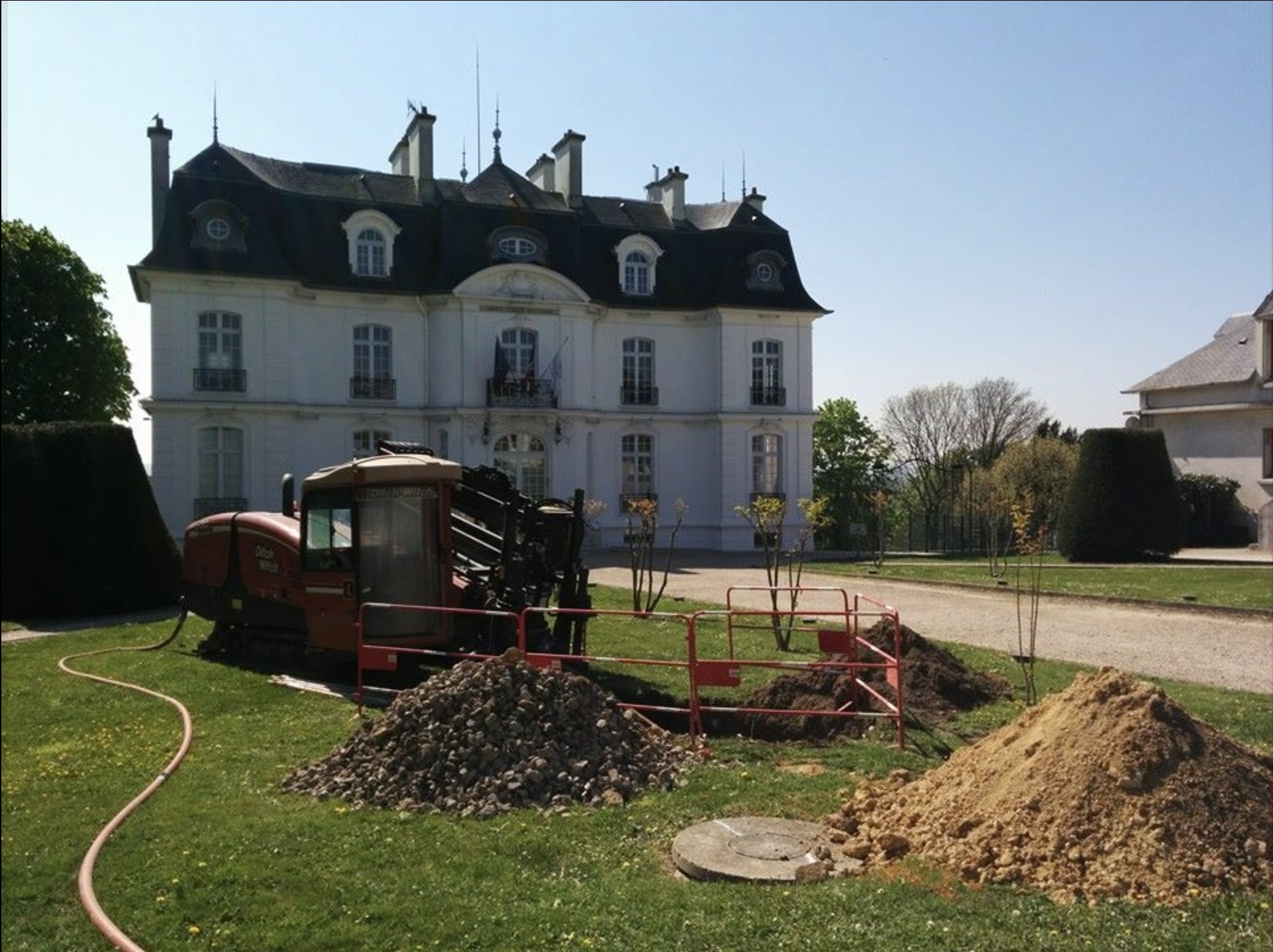 Foreuse en forage dirigé dans le parc d'un château, intervention en site classé