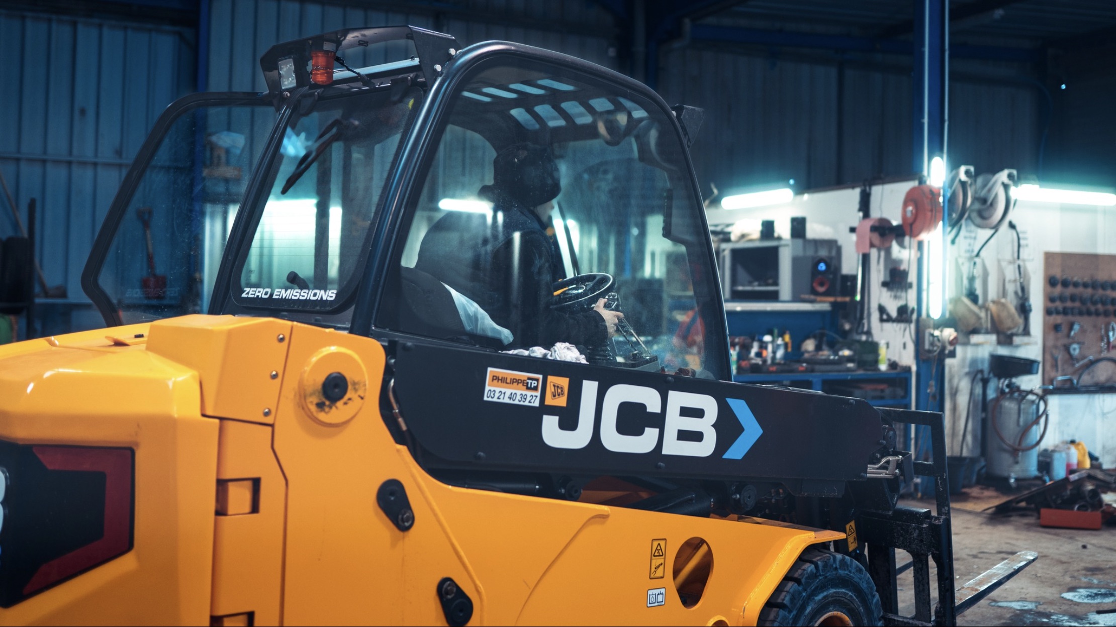 Engin JCB Zero Emissions dans l'atelier STPA Forage