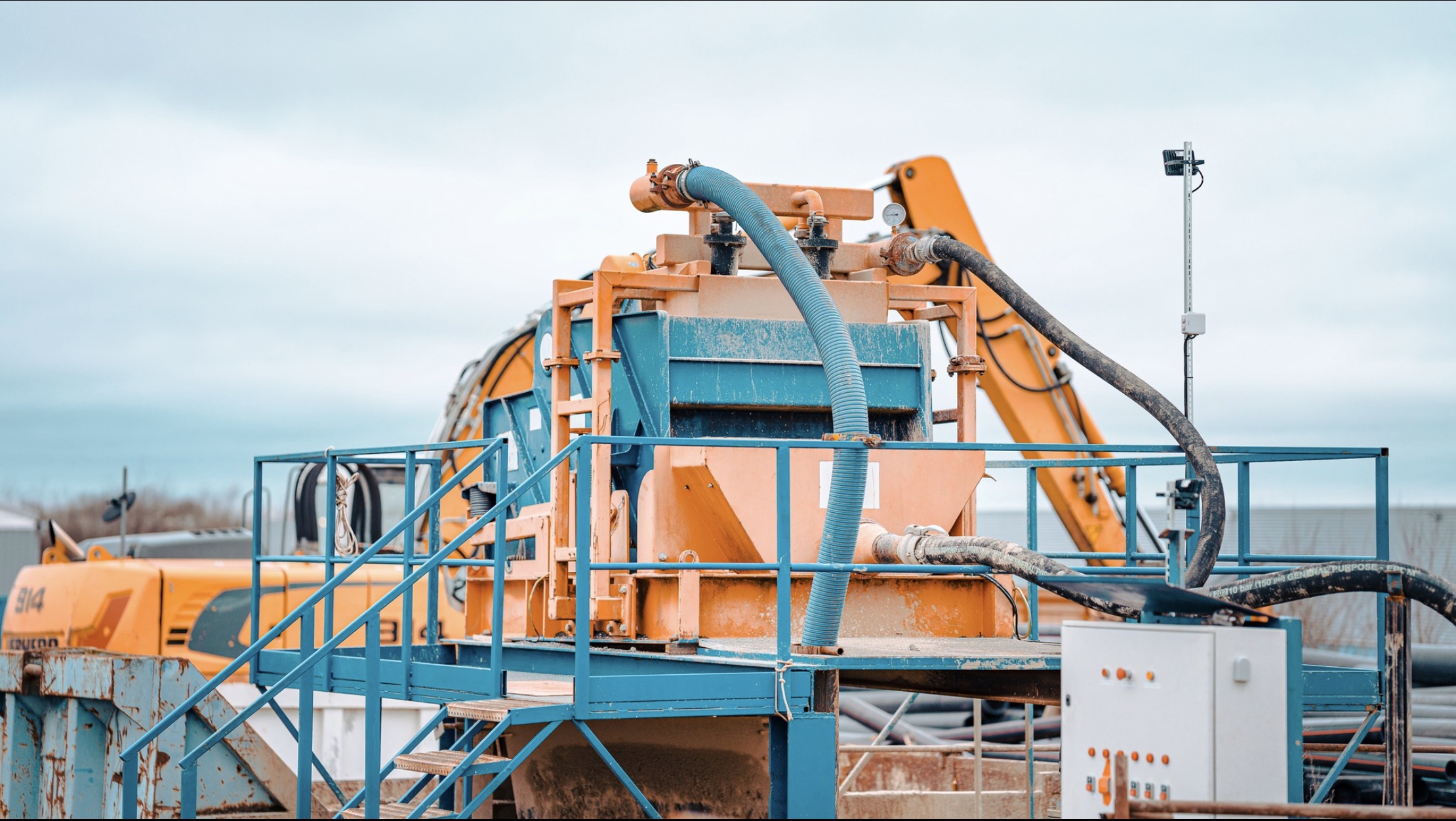 Unité de traitement et recyclage des boues de forage sur plateforme chantier