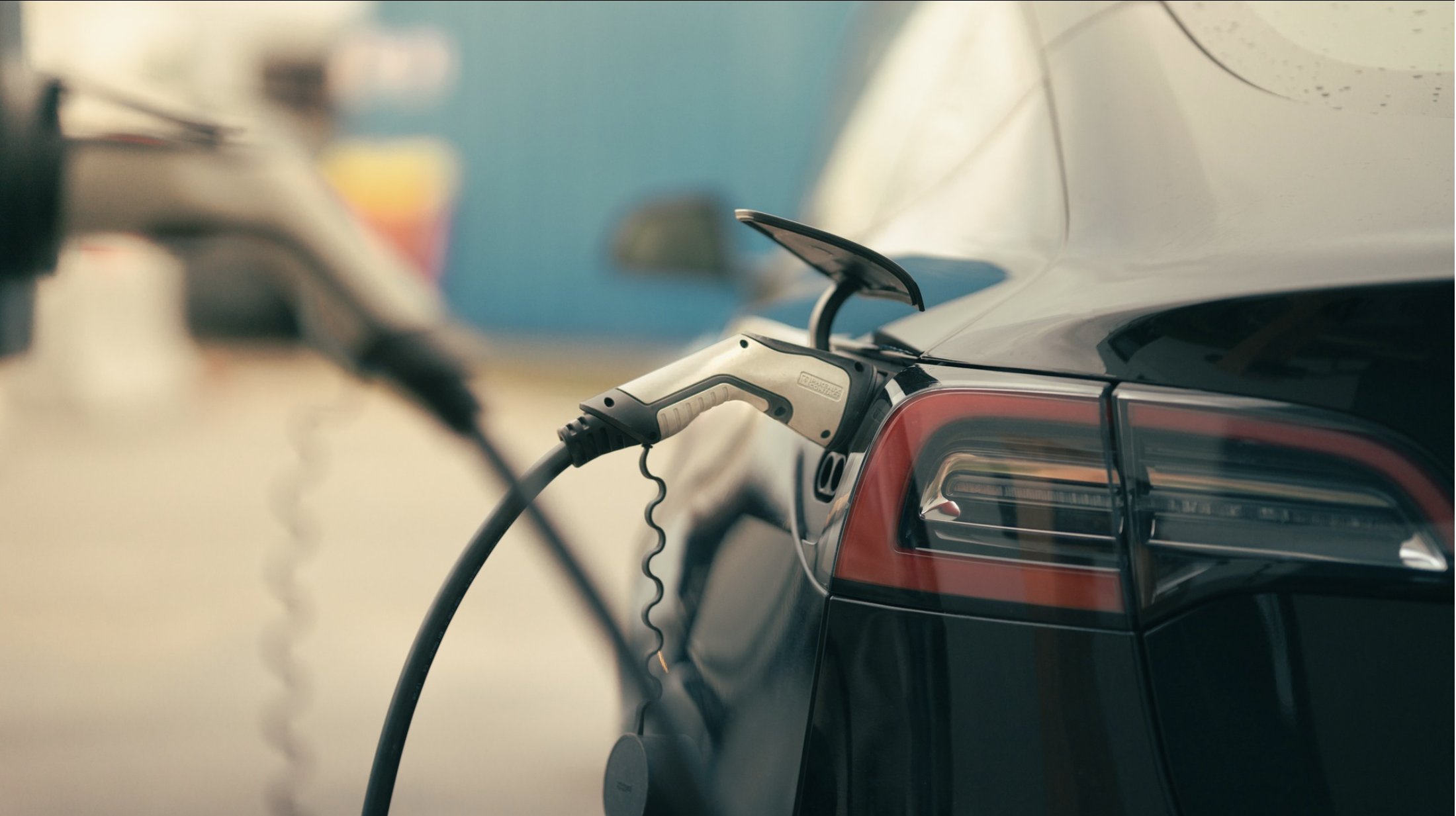 Recharge d'un véhicule électrique du parc STPA Forage